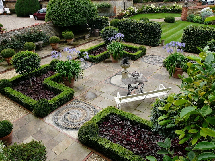 Правильная форма цветников позволяет использовать пространство наиболее эффективно.