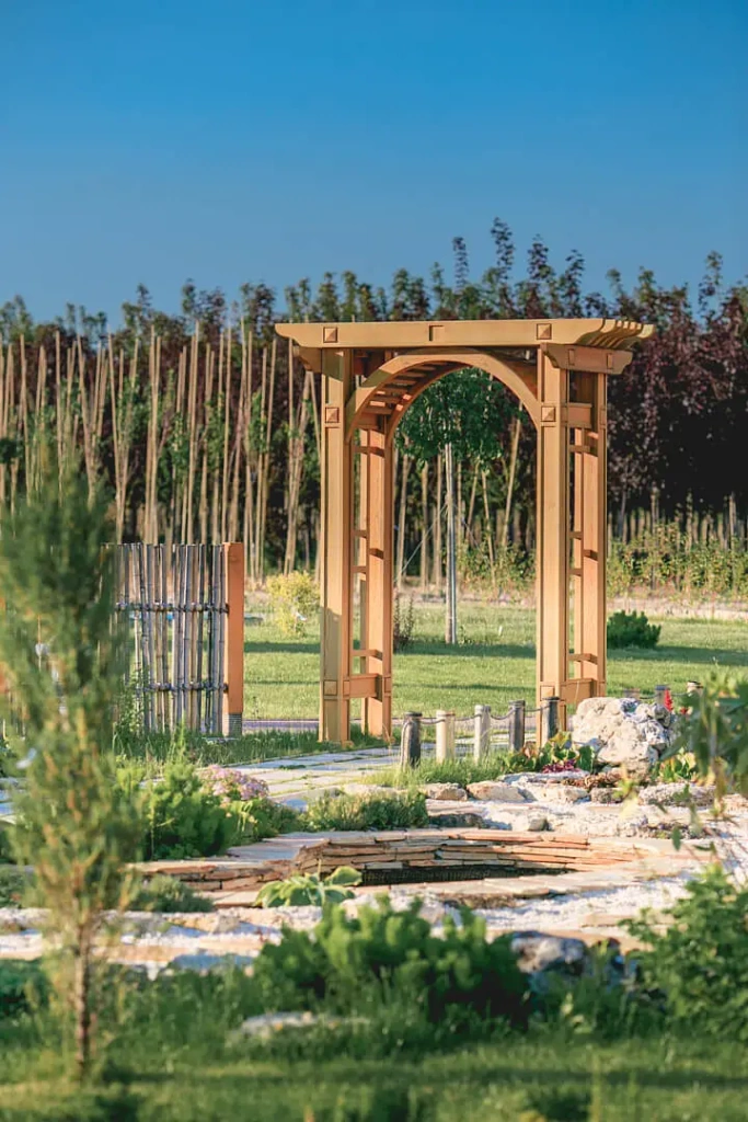 Береговая линия искусственного водоема.