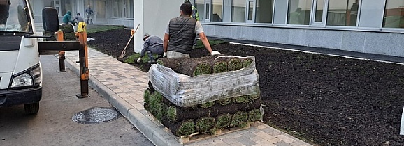 Укладка рулонного газона для ГБУ конноспортивного комплекса «Битца»