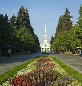 Озеленение на территории Северного речного вокзала (посадка растений)